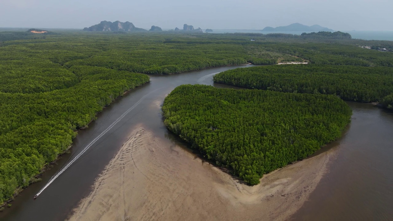 泰国安达曼海的庄省红树林和大海的鸟瞰图视频素材