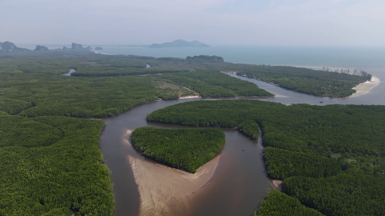 泰国安达曼海的庄省红树林和大海的鸟瞰图视频素材