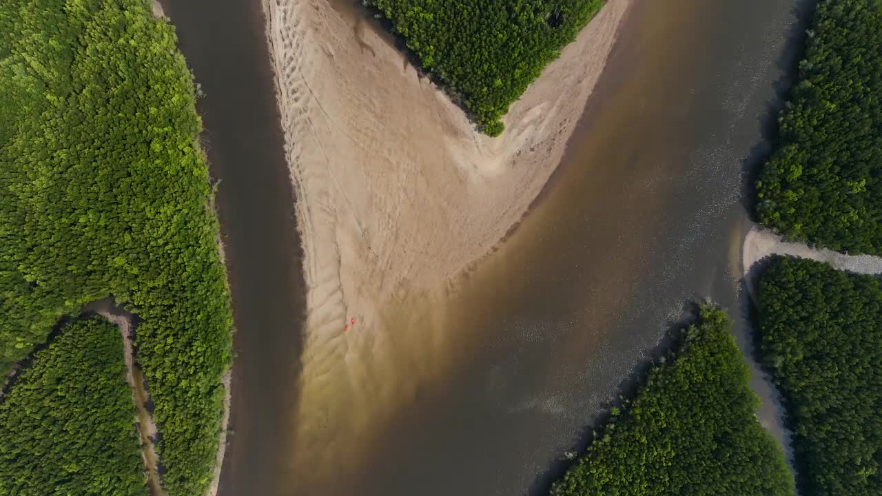 泰国安达曼海的庄省红树林和大海的鸟瞰图视频素材