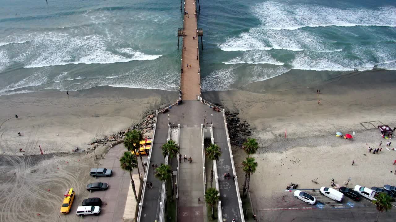 一个被海浪包围的码头视频素材