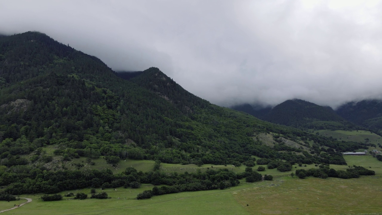 从无人机拍摄的夏天雾中的山峰。视频素材