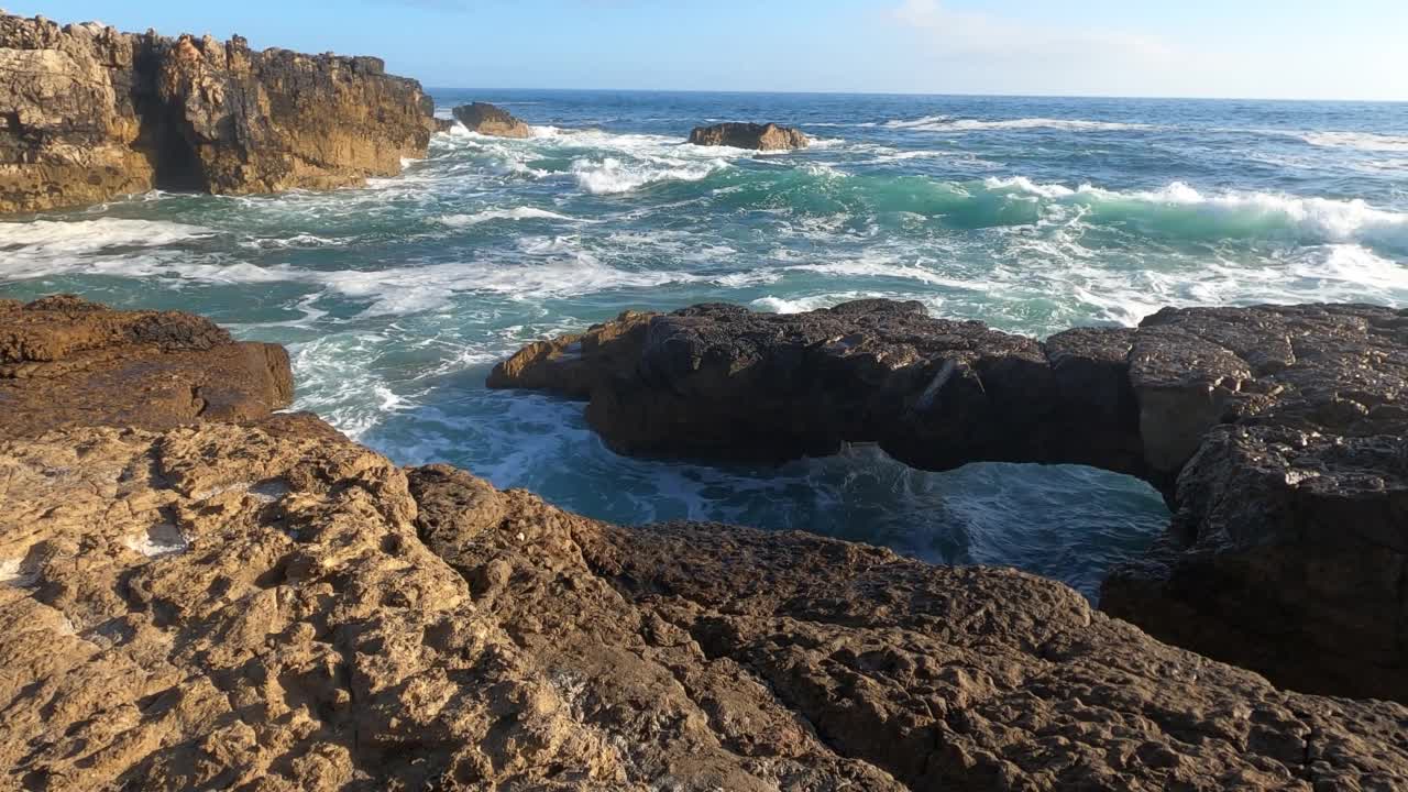 海浪沿海岸的移动视频素材