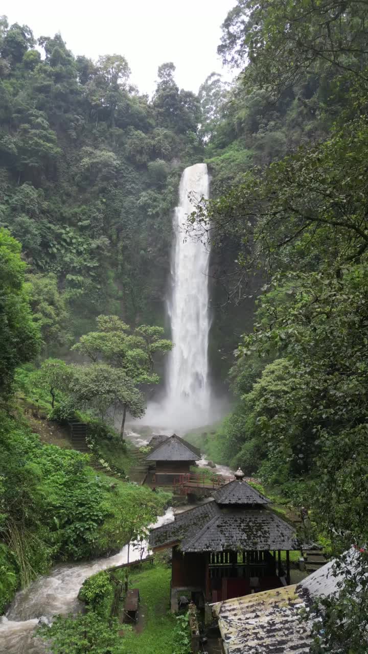 印尼万隆爪哇岛壮观瀑布的航拍图。视频素材