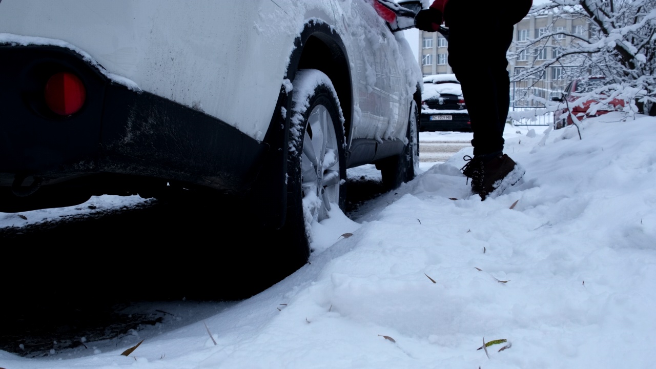 男人正在清理车上的雪视频素材