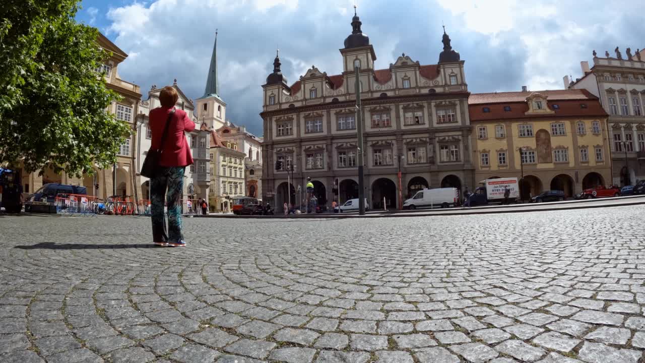 布拉格Malá斯特拉纳区，有轨电车经过城市广场Malostranské Náměstí的延时视频。视频素材