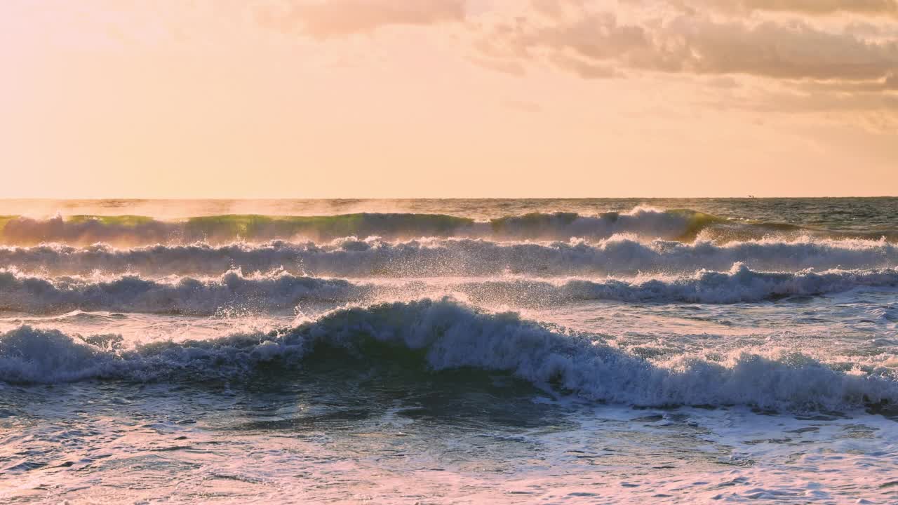 海洋日出与风景云景在海浪和热带海滩，波浪慢动作4k视频视频素材