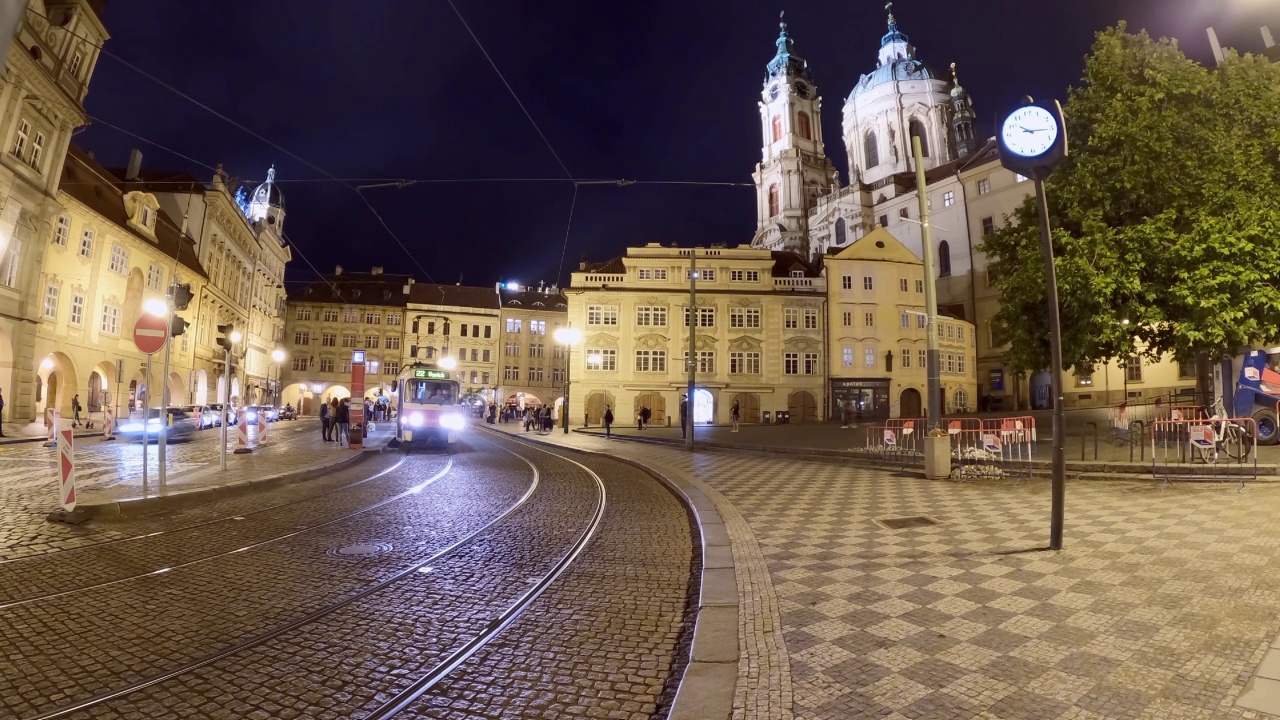 布拉格Malá斯特拉纳区，有轨电车经过城市广场Malostranské Náměstí的延时视频。视频素材