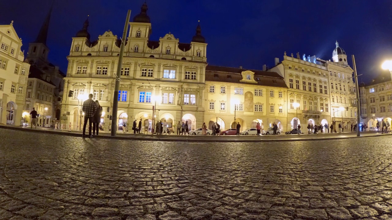 布拉格Malá斯特拉纳区，有轨电车经过城市广场Malostranské Náměstí的延时视频。视频素材