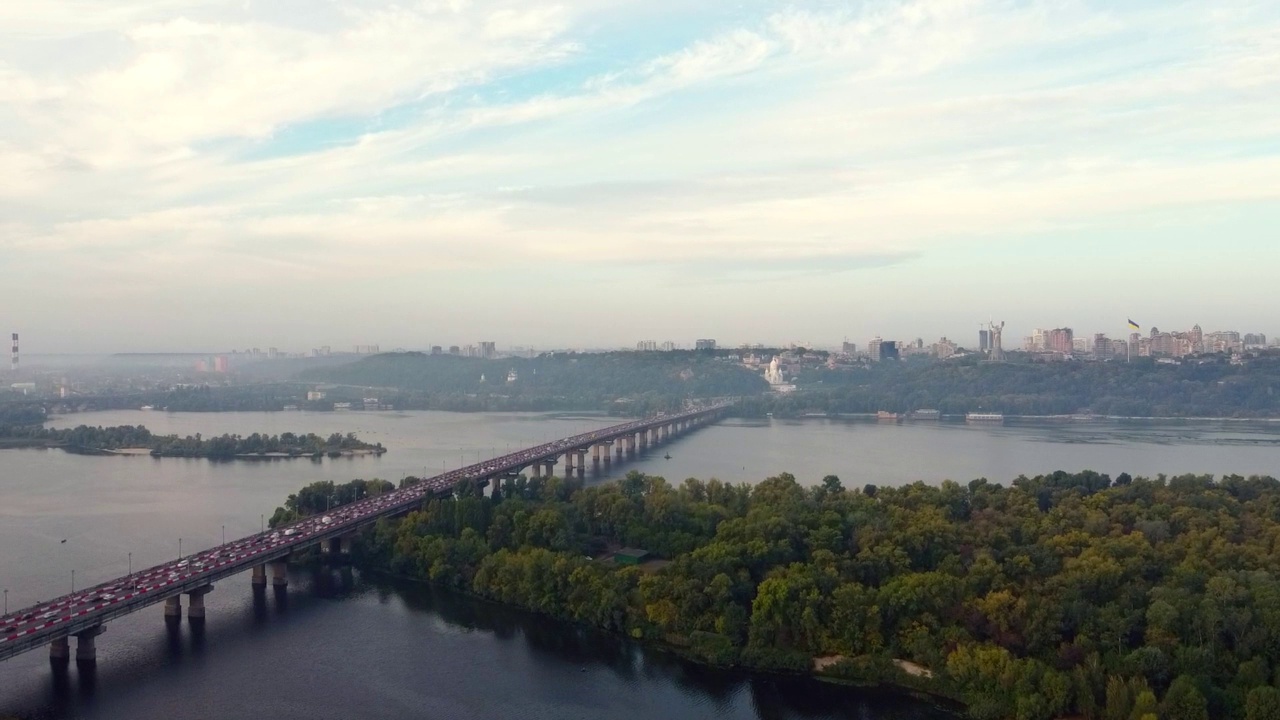 乌克兰基辅市中心。桥梁旗地标，住宅建筑，河流，地铁无人机视图。视频素材