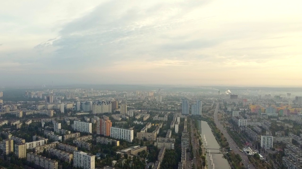 乌克兰基辅市中心。桥梁旗地标，住宅建筑，河流，地铁无人机视图。视频素材