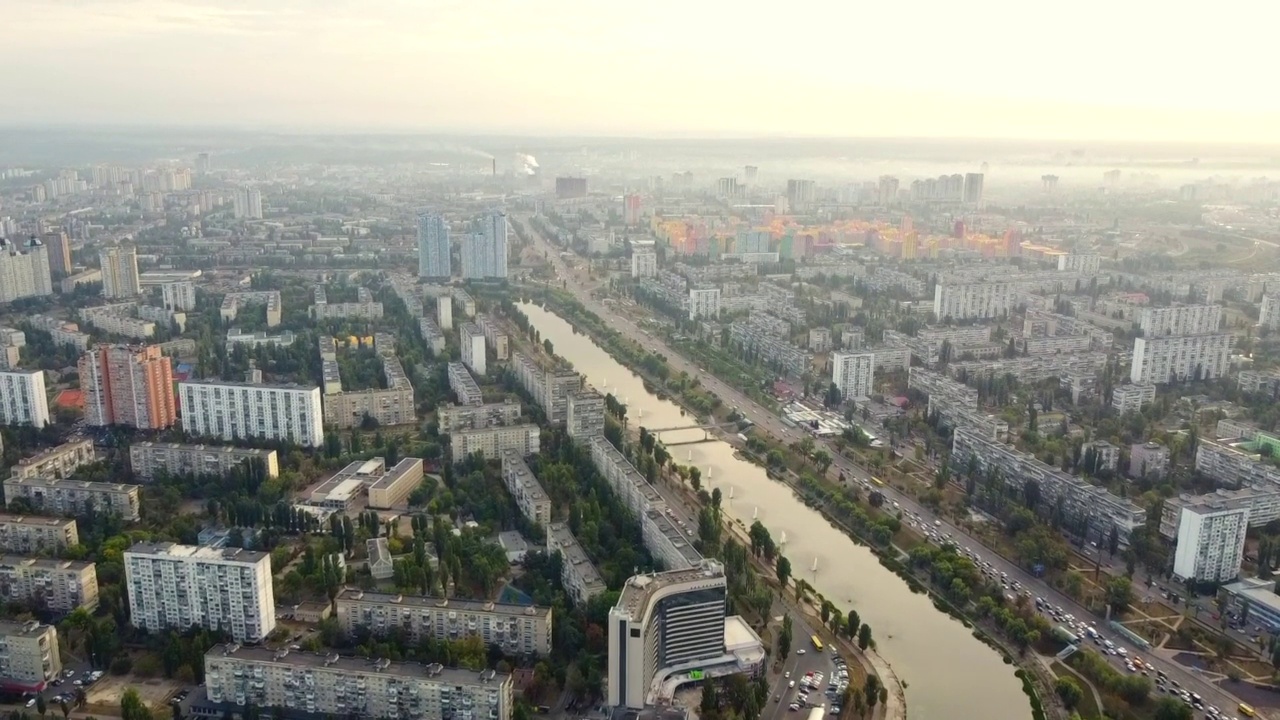 乌克兰基辅市中心。桥梁旗地标，住宅建筑，河流，地铁无人机视图。视频素材