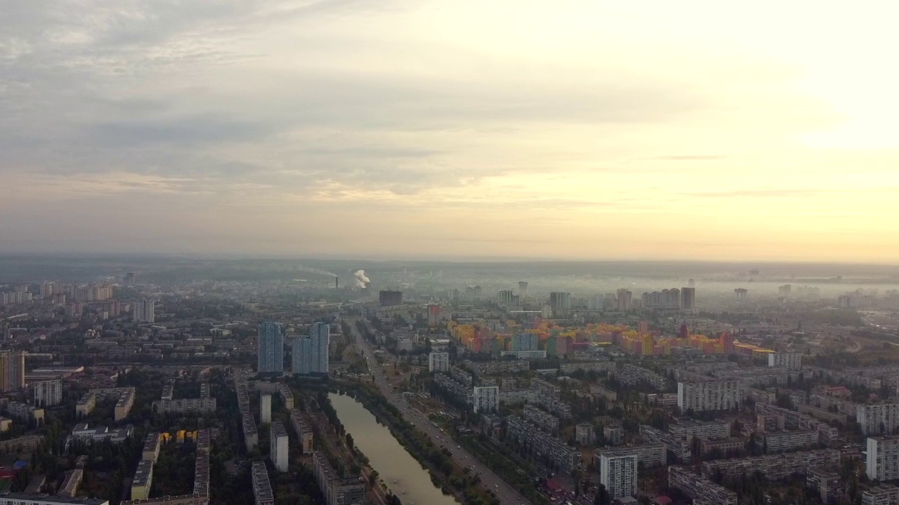 乌克兰基辅市中心。桥梁旗地标，住宅建筑，河流，地铁无人机视图。视频素材