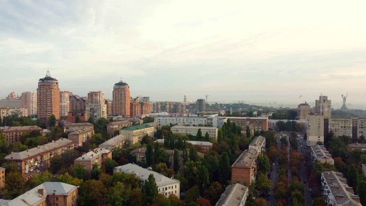 乌克兰基辅市中心。桥梁旗地标，住宅建筑，河流，地铁无人机视图。视频下载