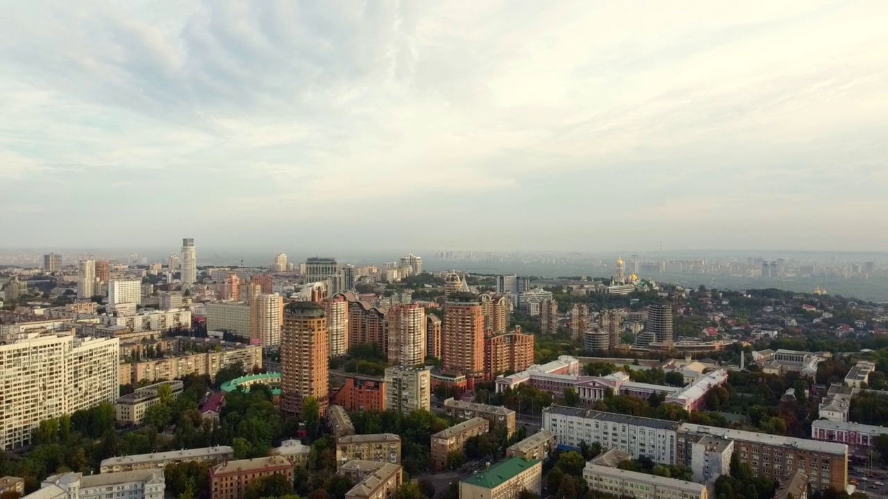 乌克兰基辅市中心。桥梁旗地标，住宅建筑，河流，地铁无人机视图。视频素材