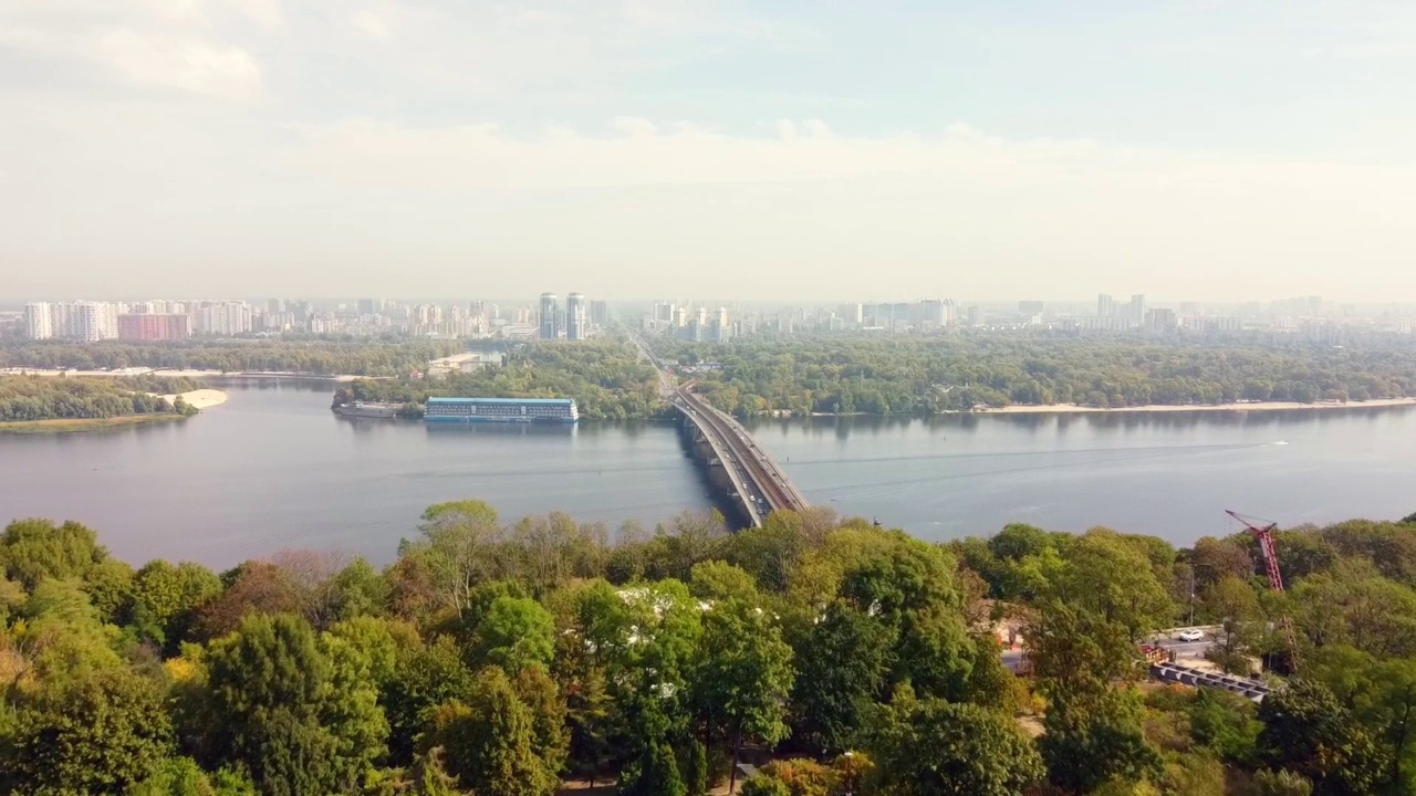 乌克兰基辅市中心。桥梁旗地标，住宅建筑，河流，地铁无人机视图。视频下载