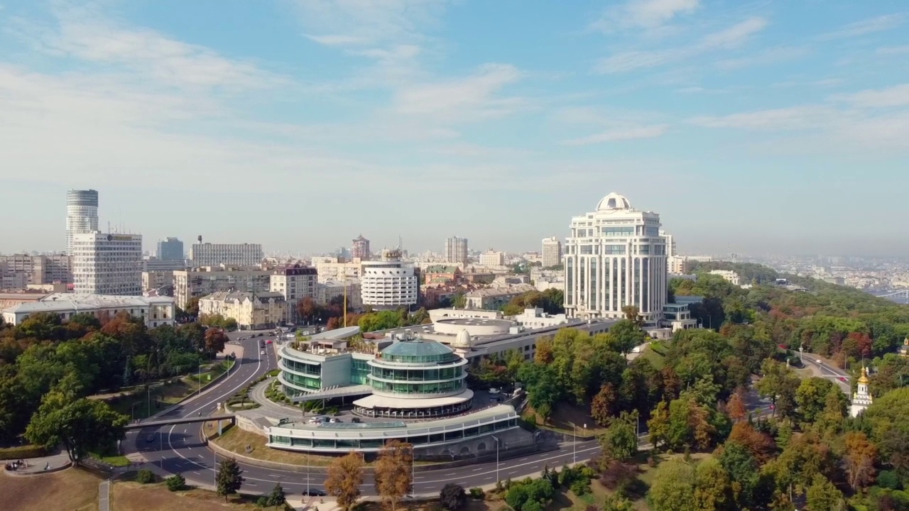 乌克兰基辅市中心。桥梁旗地标，住宅建筑，河流，地铁无人机视图。视频素材