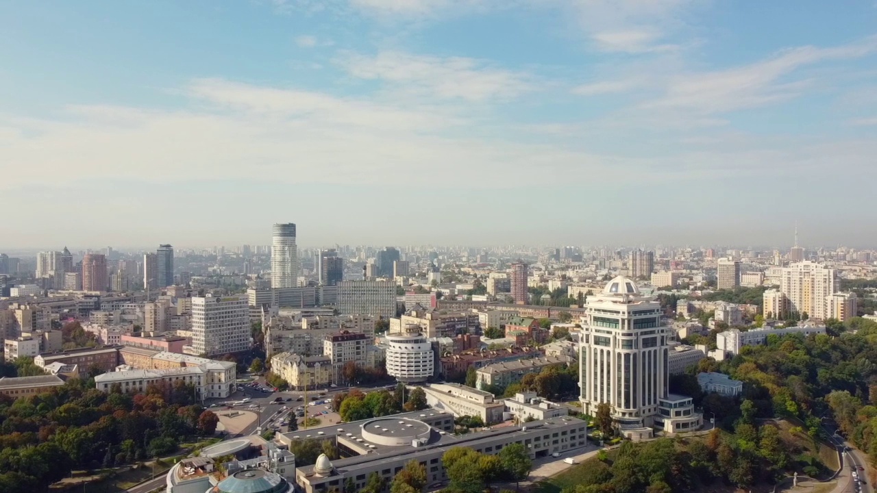 乌克兰基辅市中心。桥梁旗地标，住宅建筑，河流，地铁无人机视图。视频素材