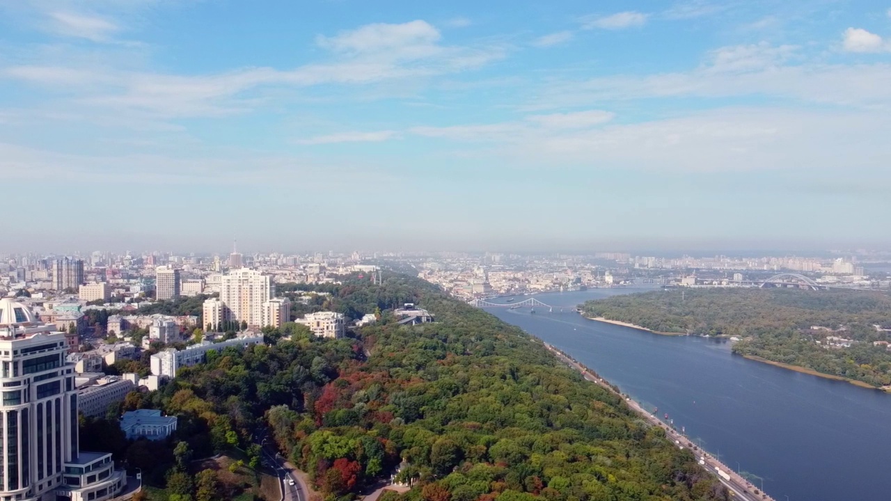 乌克兰基辅市中心。桥梁旗地标，住宅建筑，河流，地铁无人机视图。视频下载