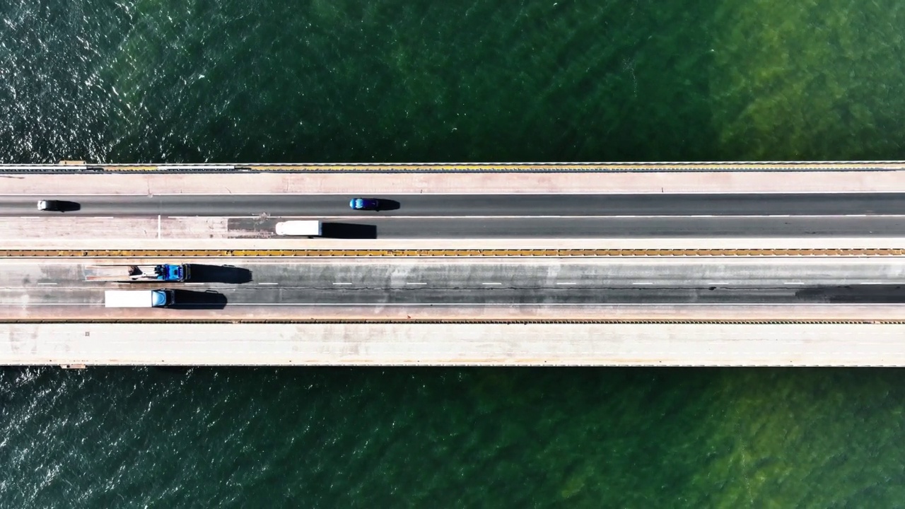 架空无人机俯瞰大桥上的高速公路视频素材