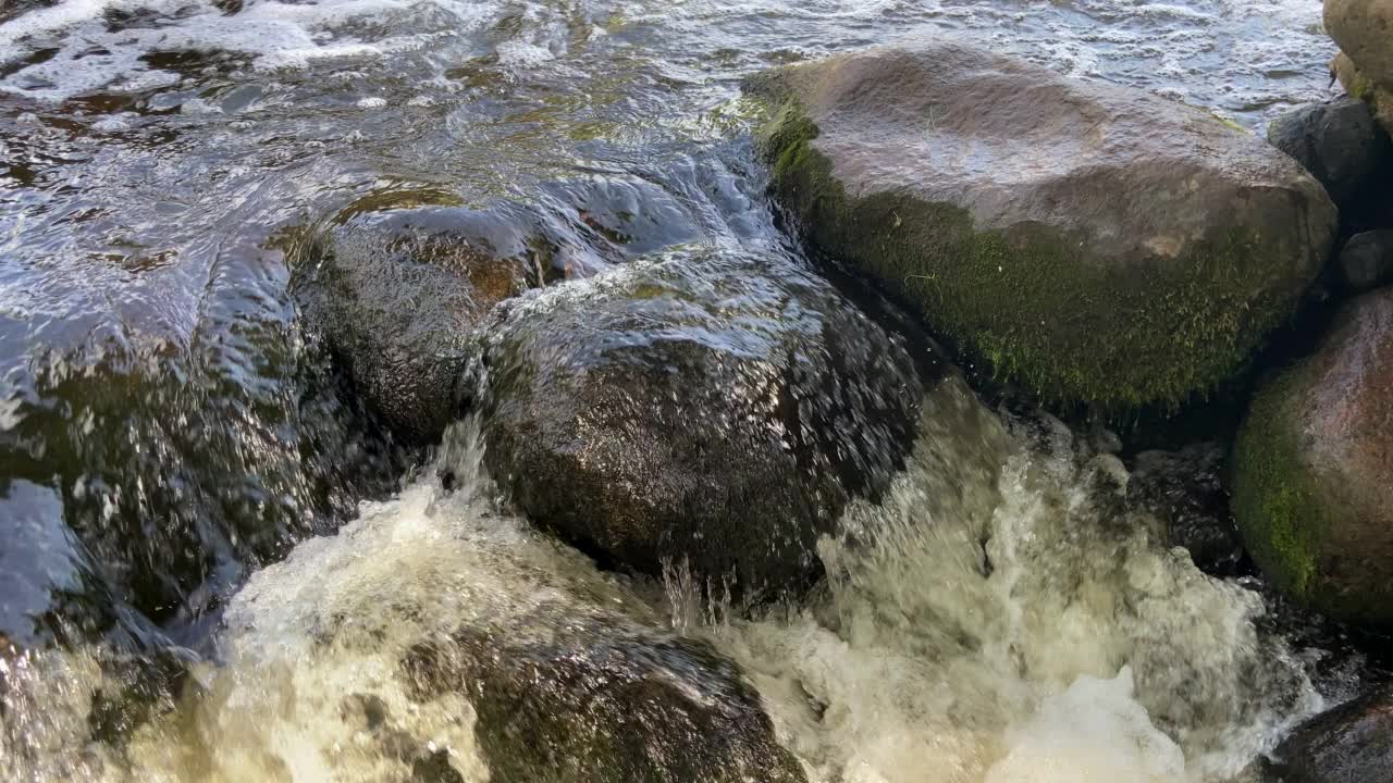 瀑布来自野生河流。山间河流有瀑布，水中有石头。视频素材