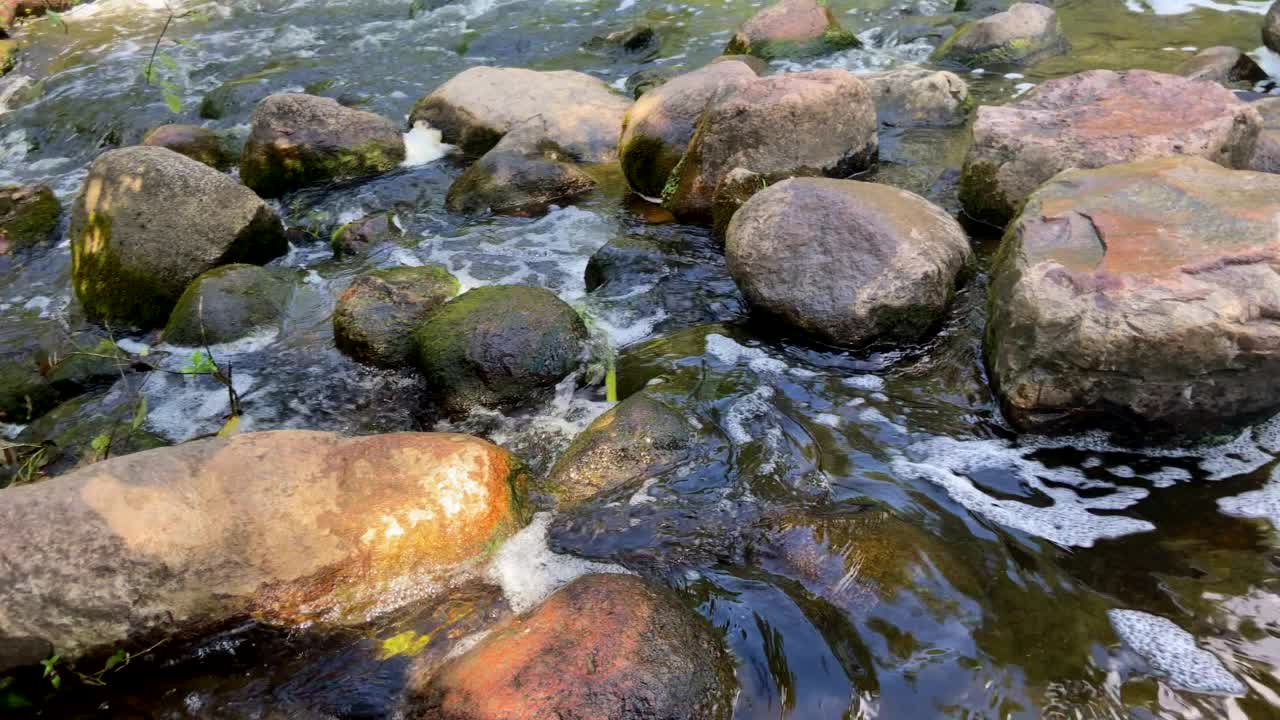 瀑布来自野生河流。山间河流有瀑布，水中有石头。视频素材