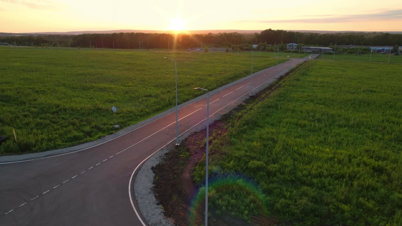 有标记的高速公路的静态视频，日落时的鸟瞰图视频素材