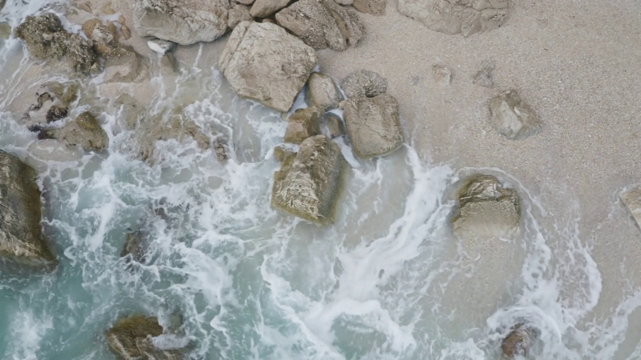 鸟瞰夏季海景。美丽的岩石海岸与李尔蓝蓝绿色的水撒丁岛，意大利视频素材