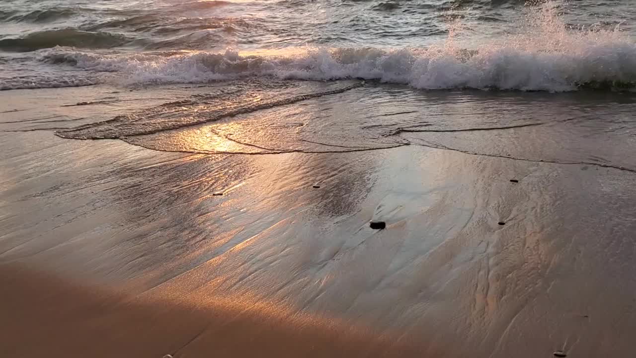 海浪在沙滩上翻滚的场景复制空间视频素材