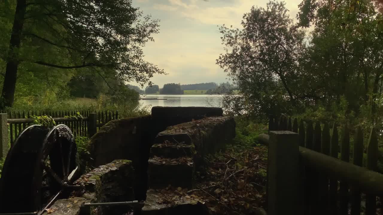 水磨轮在森林中俯瞰湖泊视频素材