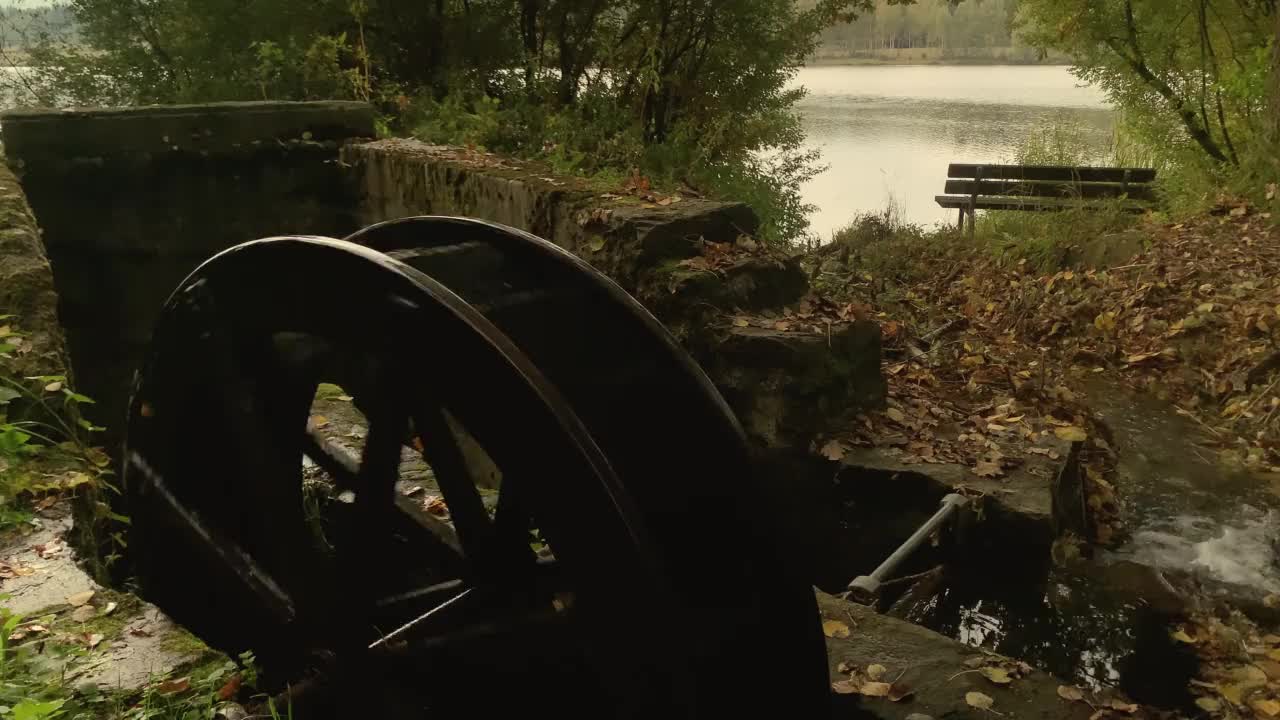 水磨轮在森林中俯瞰湖泊视频素材