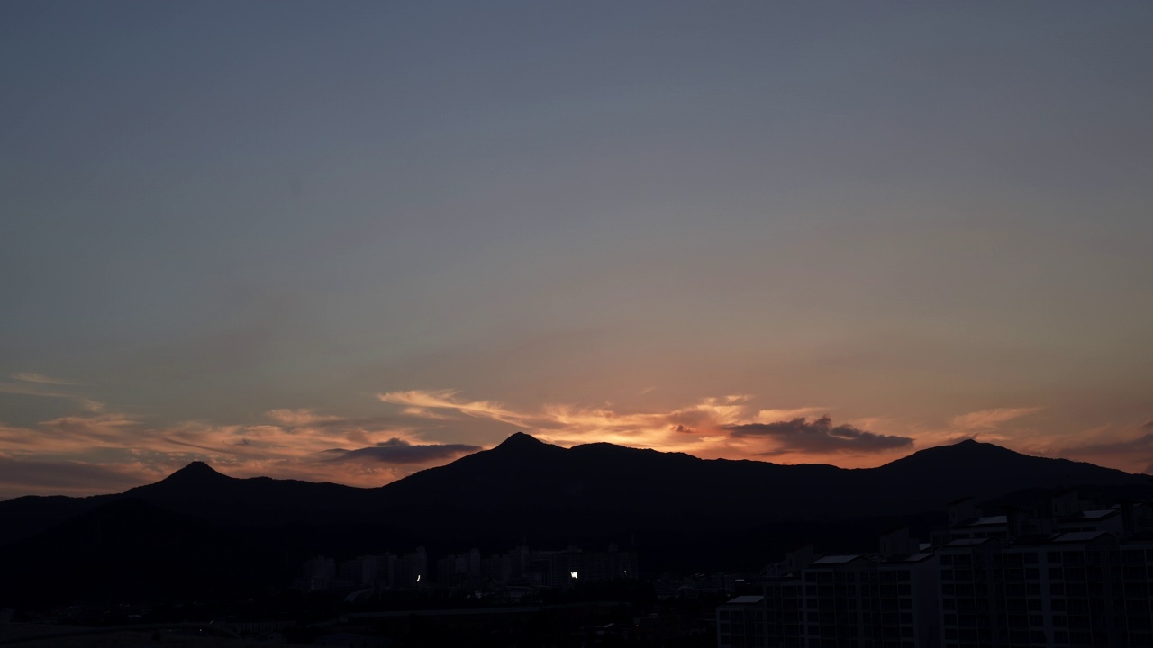 从韩国大田儒城区看鸡龙山的日落景色视频素材