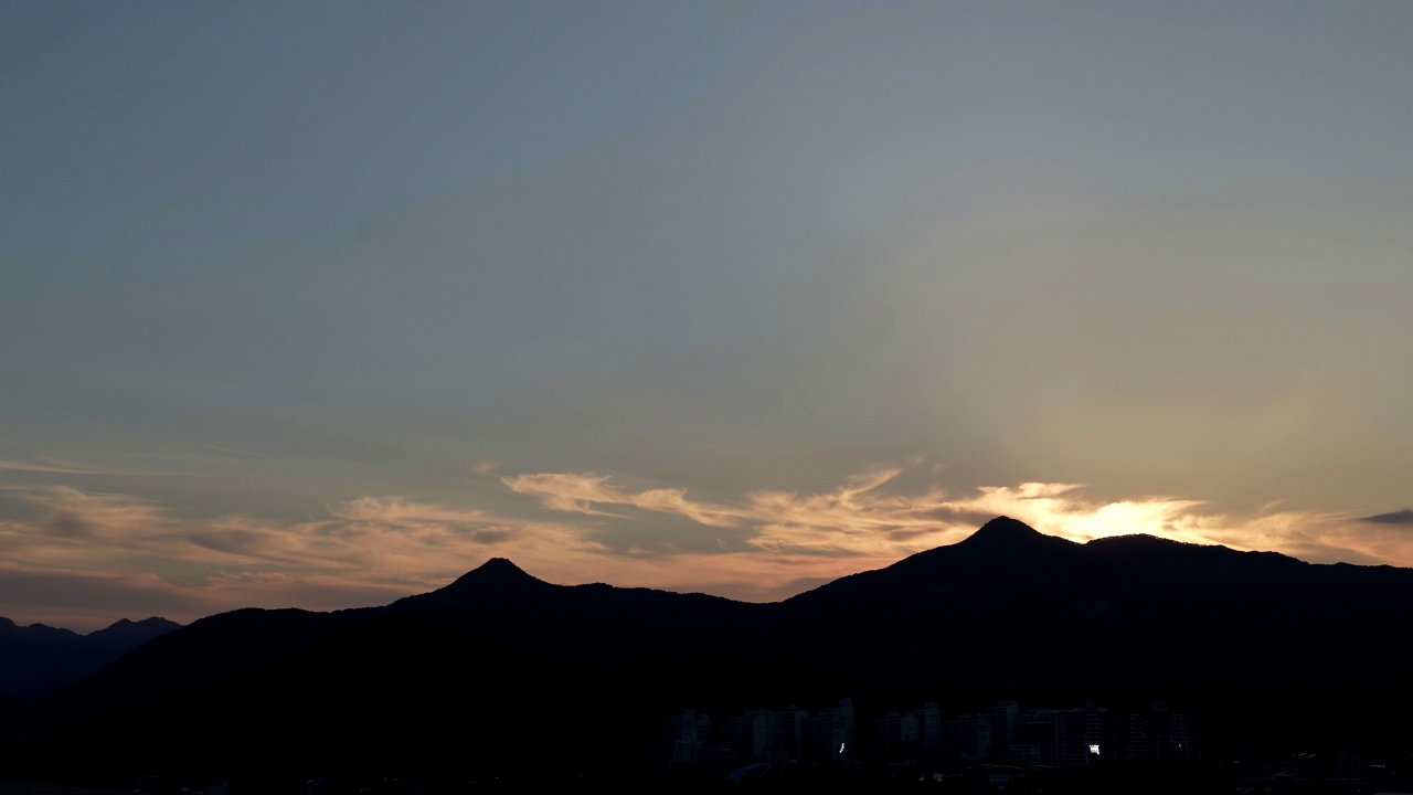 从韩国大田儒城区看鸡龙山的日落景色视频素材