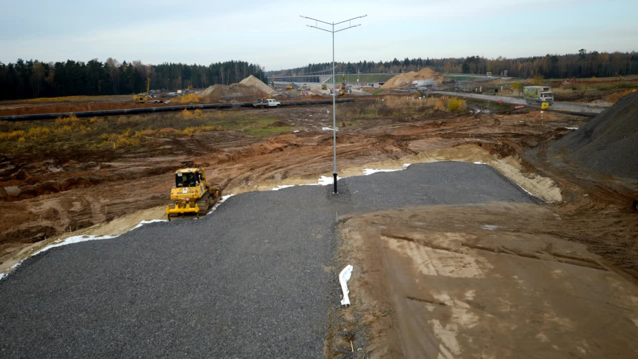 宽广的当代公路建筑穿越田野的时间流逝视频素材