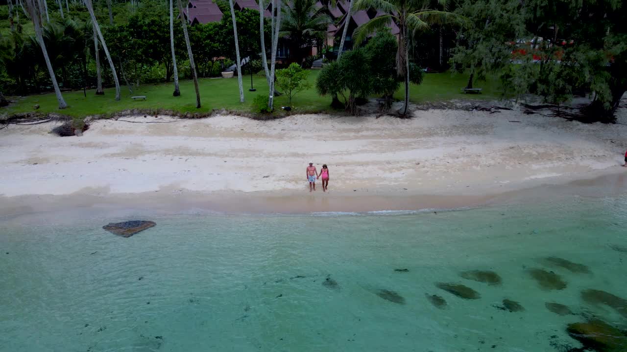 在泰国Koh Kood岛的海滩上，男人和女人视频素材