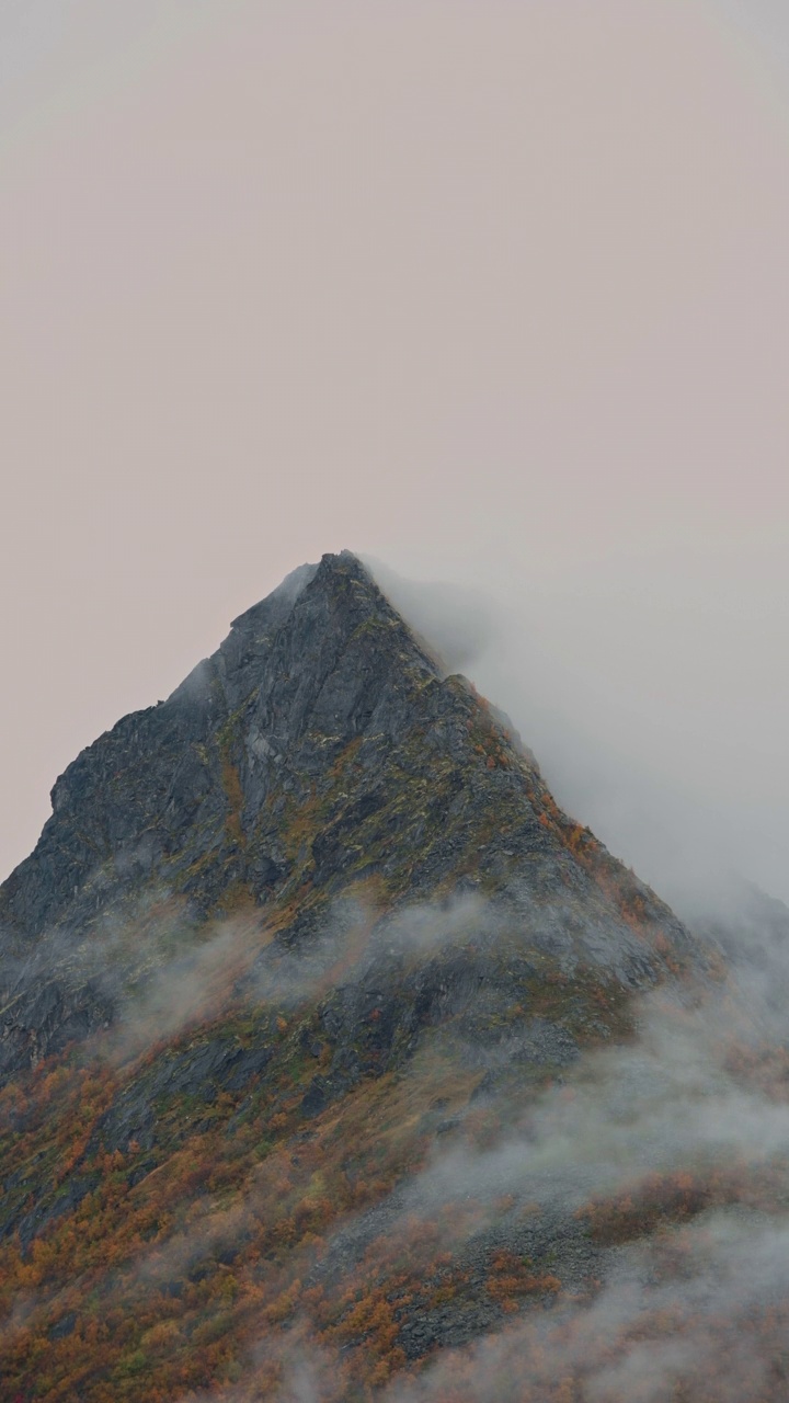 山的风景对多云的天空，Senja岛，挪威垂直视频视频素材