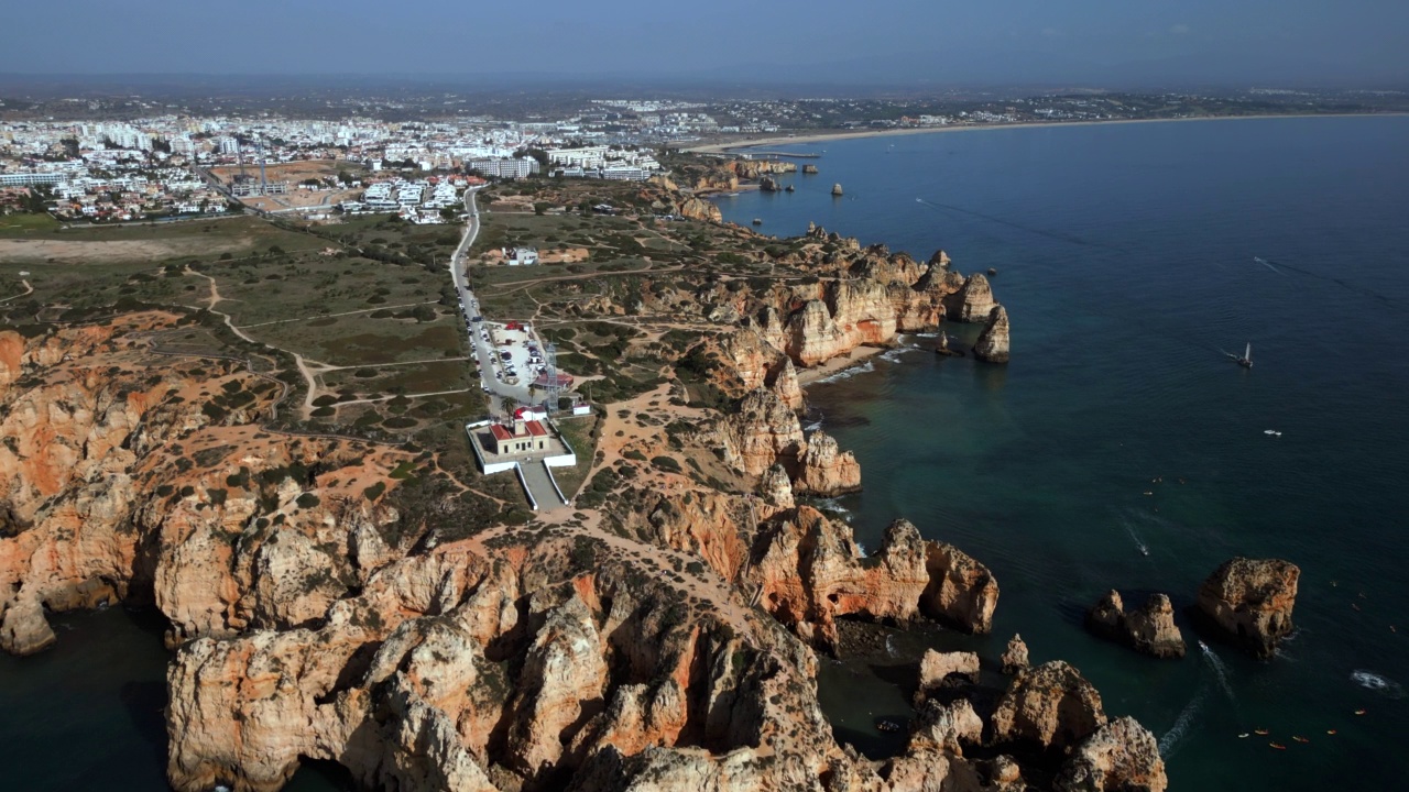 在拉各斯，阿尔加维，葡萄牙的Ponta da Piedade鸟瞰图视频素材