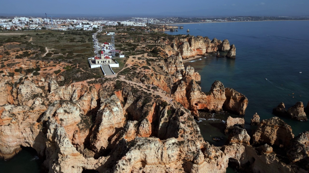 在拉各斯，阿尔加维，葡萄牙的Ponta da Piedade鸟瞰图视频素材