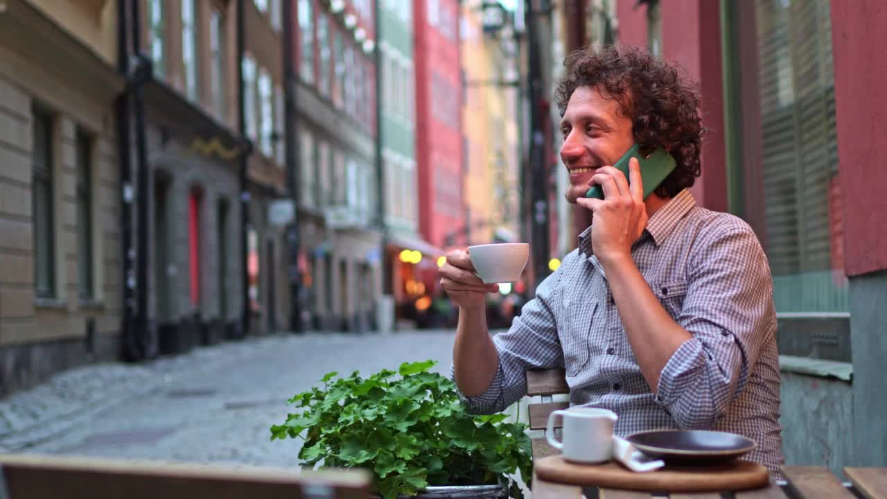 在人行道上打电话的男人café视频素材