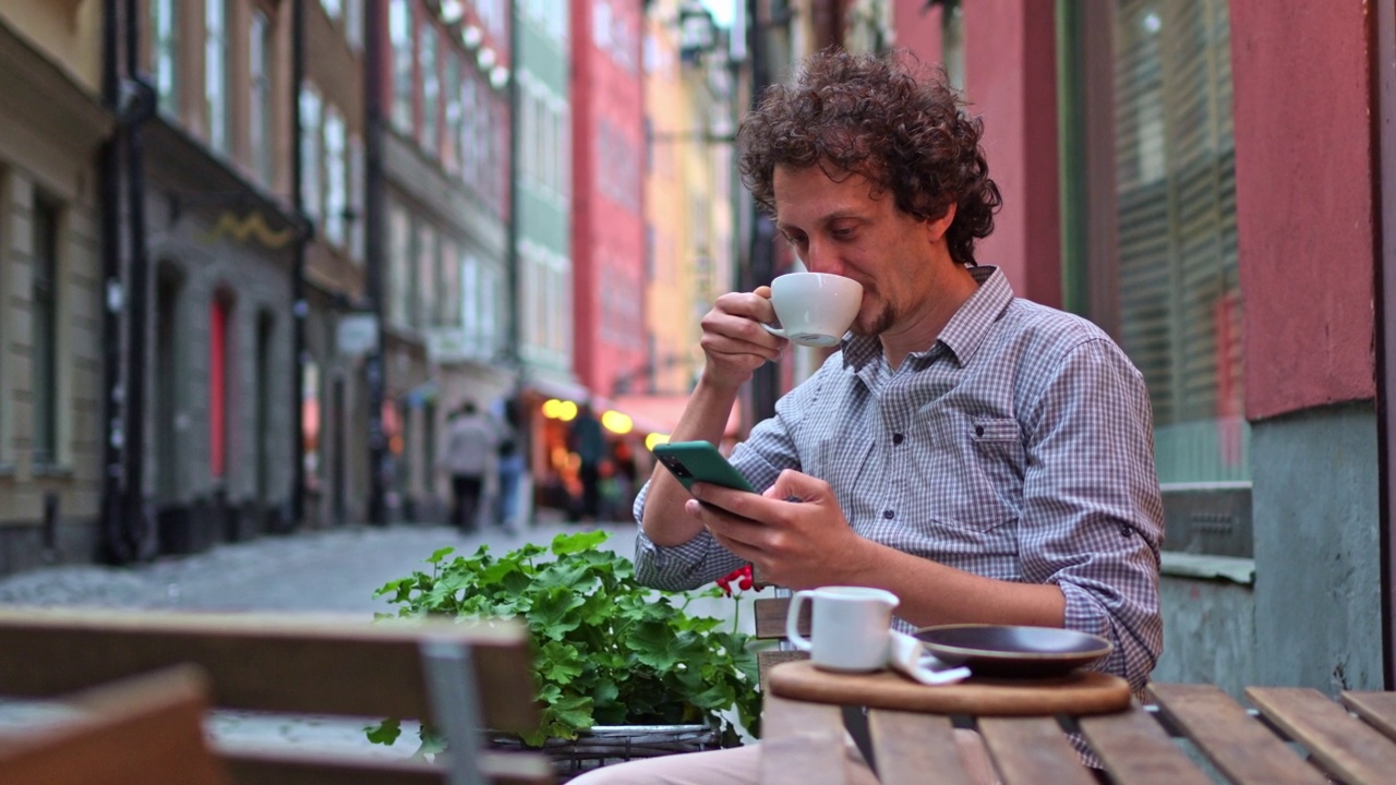 在人行道上使用智能手机的男子café视频素材