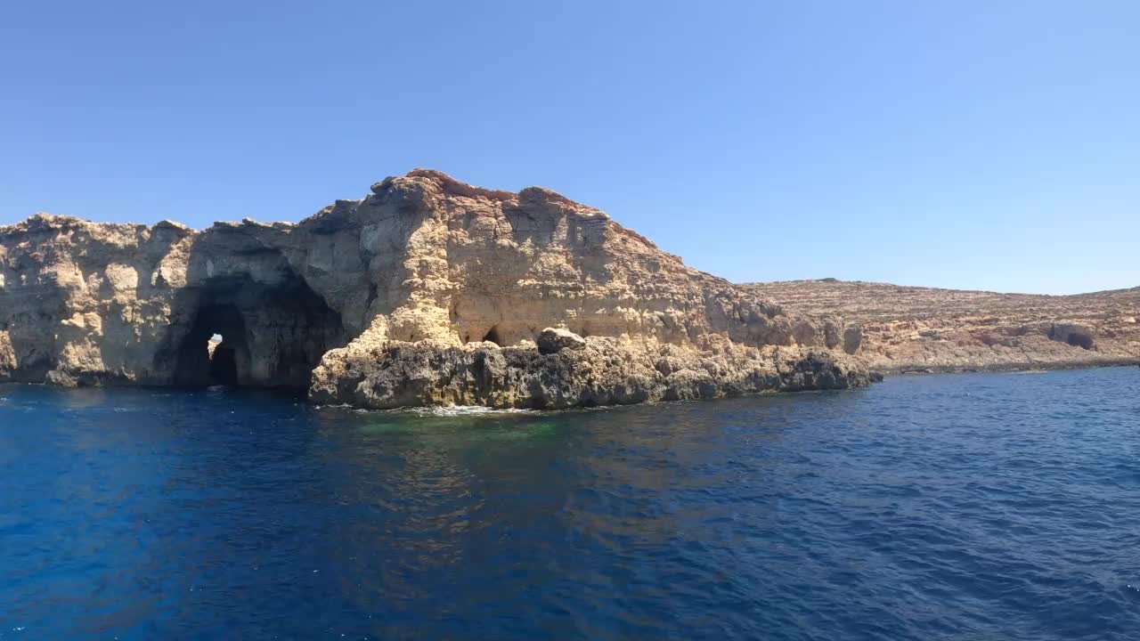 马耳他科米诺岛的岩石海岸视频素材