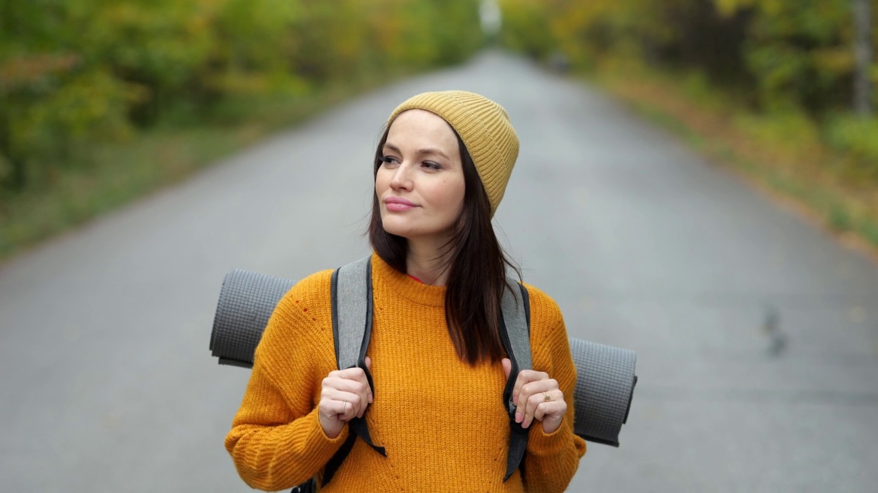 女性徒步旅行者带着兴奋的表情探索秋天的森林视频素材