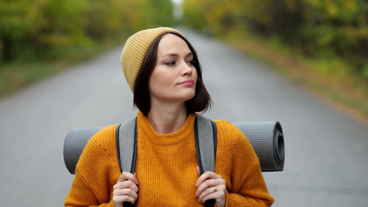 白人漂亮的女人与旅游背包独自走在森林野生自然视频素材