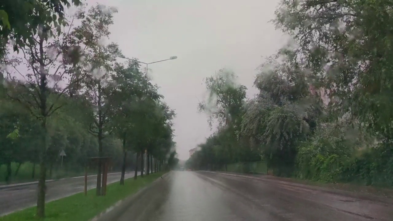 大雨打在车窗上视频素材