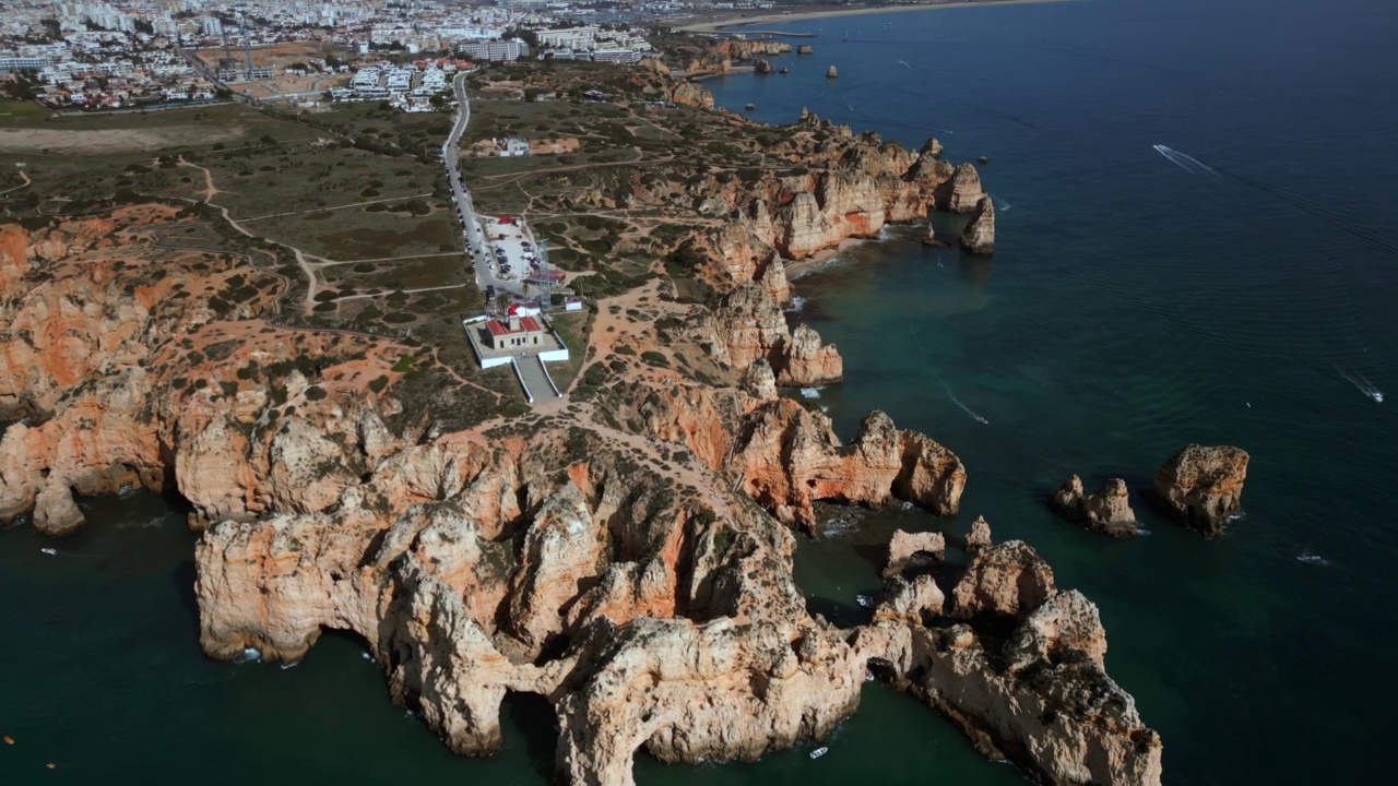 在拉各斯，阿尔加维，葡萄牙的Ponta da Piedade鸟瞰图视频素材