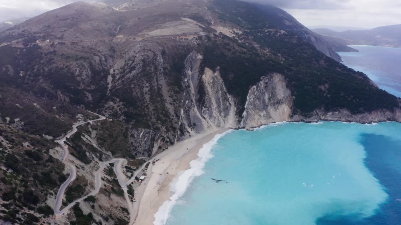 默托斯海滩——独特的绿松石水地标海滨，明亮的白色鹅卵石常被称为希腊最好的海滩之一。希腊，凯法罗尼亚岛，4K鸟瞰图。视频素材