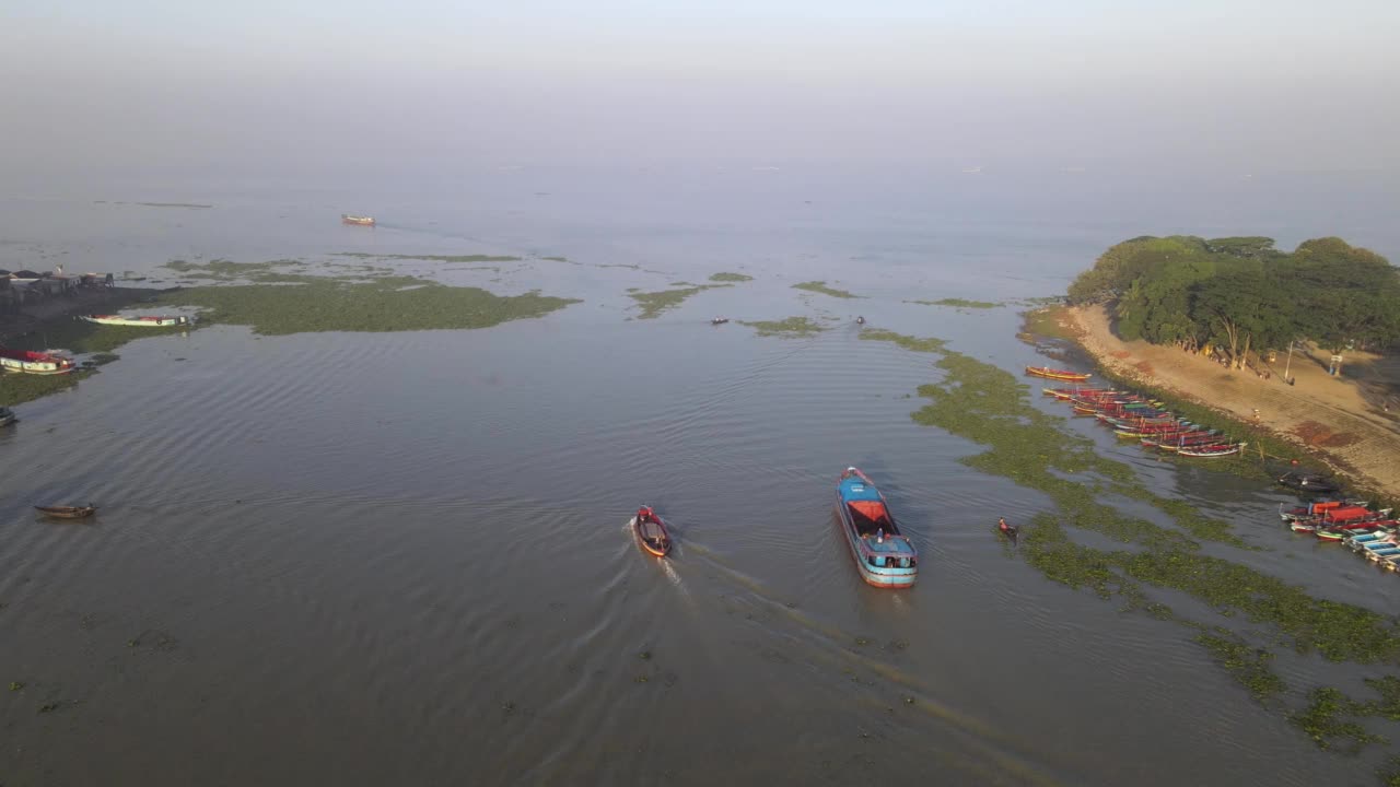 一艘小船漂浮在河上的鸟瞰图视频素材