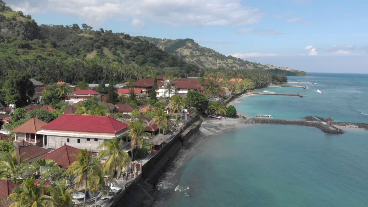 海浪拍打着巴厘岛坎迪达萨海岸线的防波堤视频素材