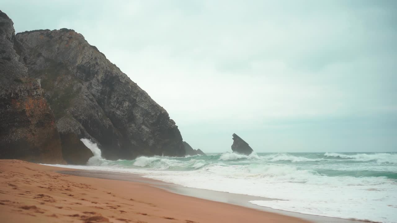 海洋野生海滩暴风雨天气。葡萄牙辛特拉卡斯凯斯，阿德拉加沙滩，风景如画视频素材