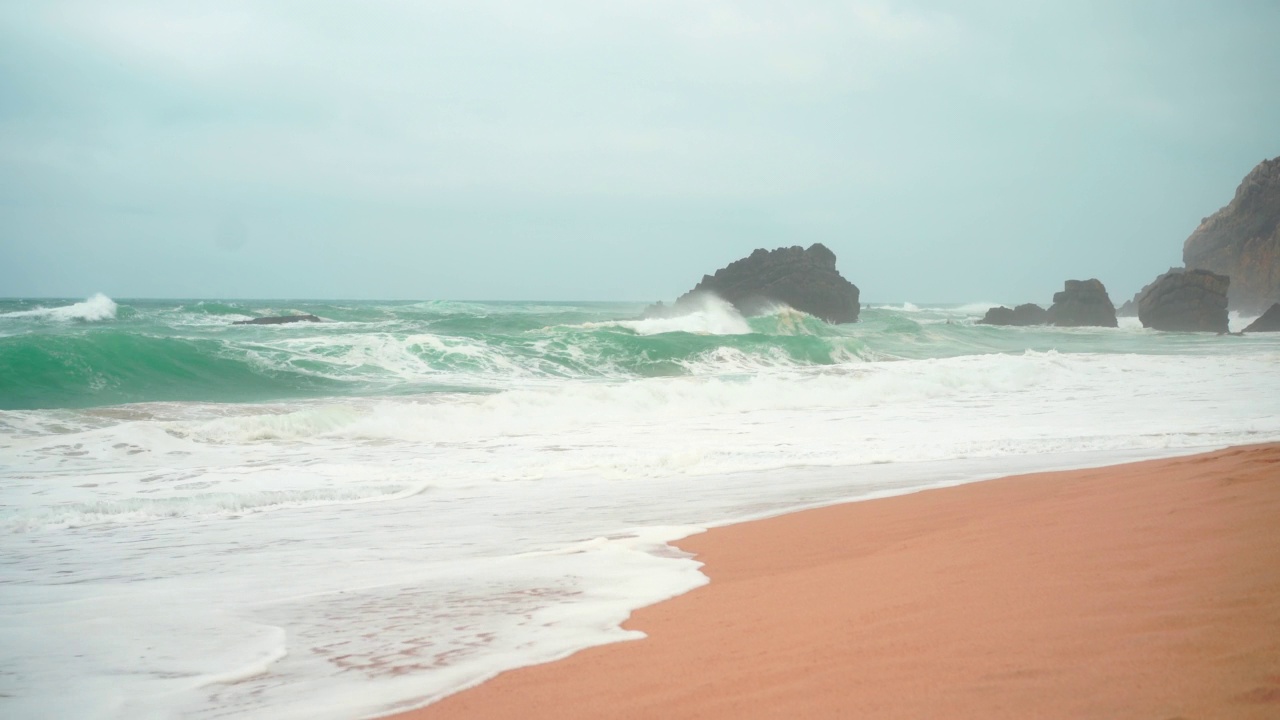 海洋野生海滩暴风雨天气。葡萄牙辛特拉卡斯凯斯，阿德拉加沙滩，风景如画视频素材