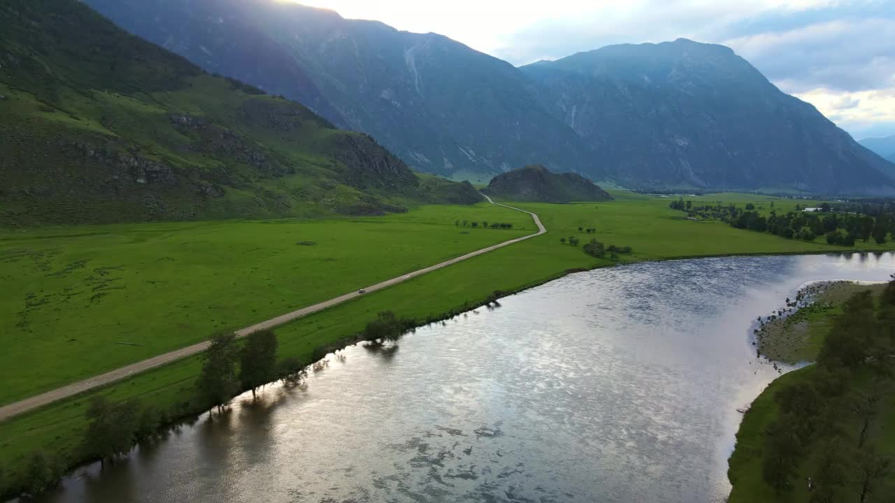 空中拍摄:绿色的Chulyshman山谷，有河流、山脉和道路视频素材